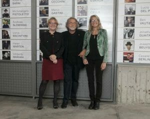 Simona Tempia e Viola Erdini con Omar Ronda il giorno dell'inaugurazione del museo Macist