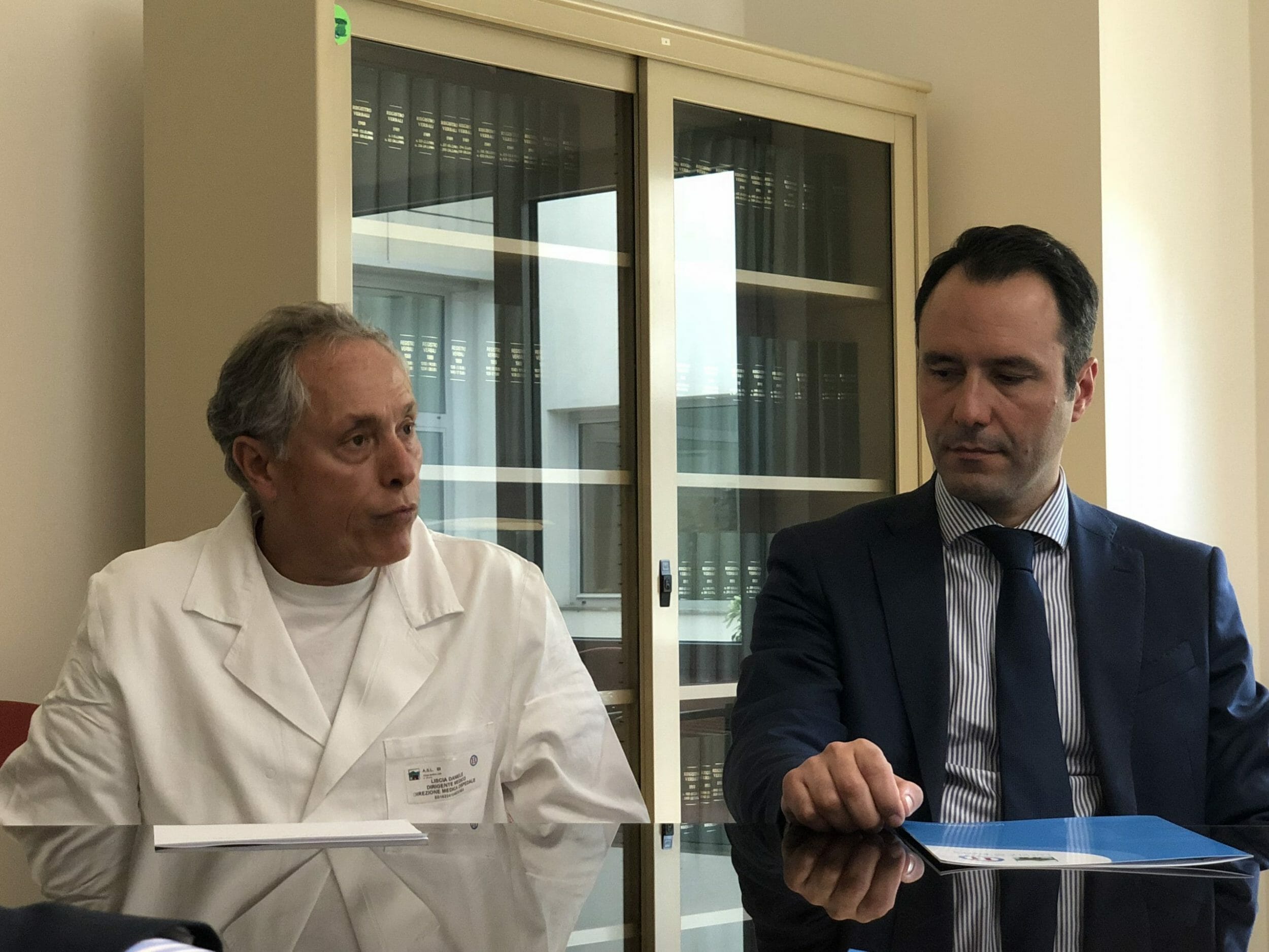 Lorenzo Liscia, direttore di Anatomia Patologica dell'Asl Biella, con Pietro Presti, direttore generale della Fondazione Tempia