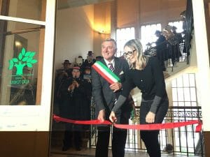 Il vicesindaco Pietro Bondetti e Viola Erdini tagliano il nastro della sede di Varallo